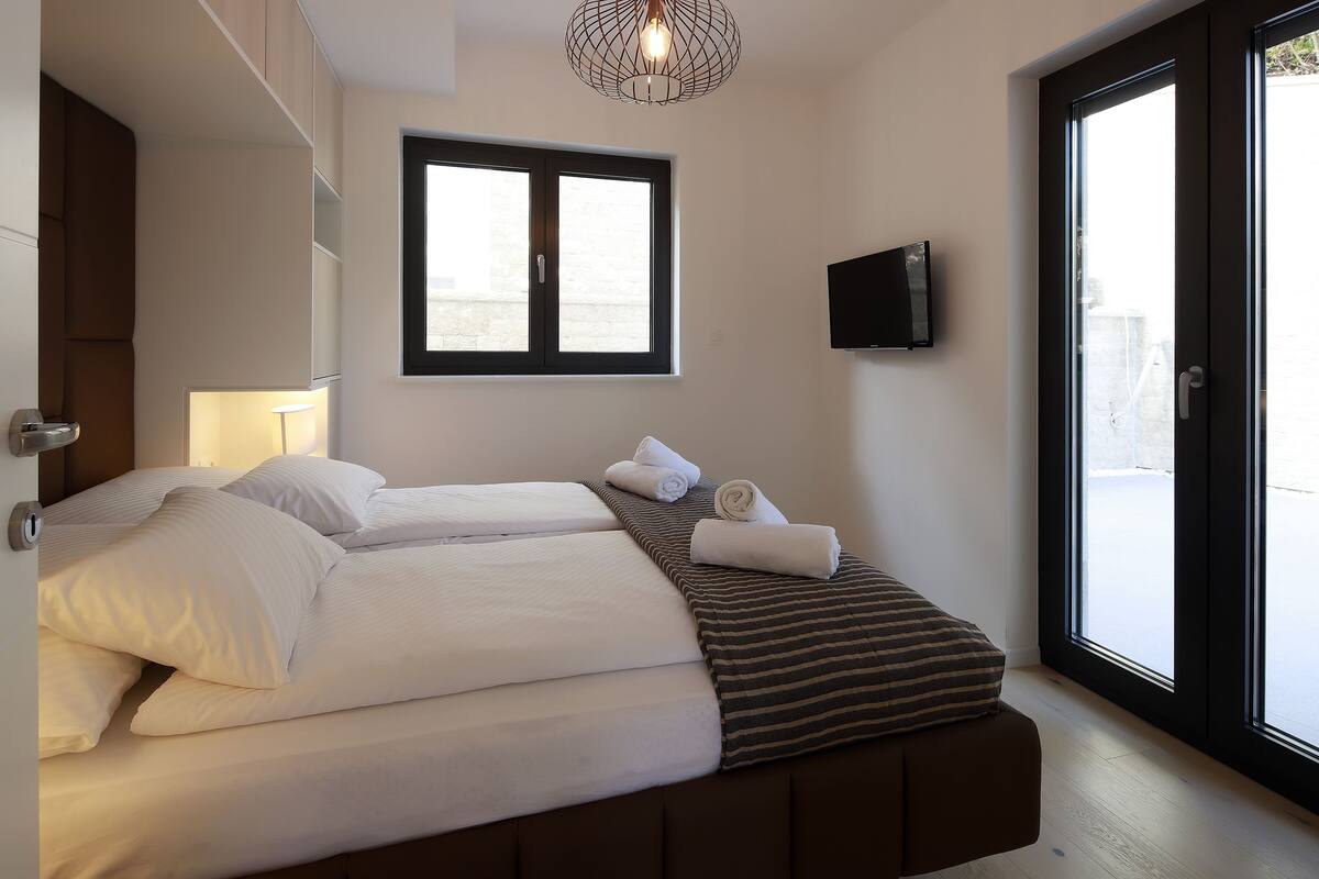Soundproofing, iron/ironing board (on request), free WiFi, bed sheets