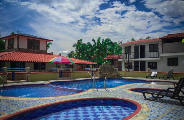 Facciata della struttura - sera/notte