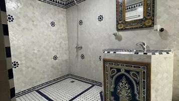 Chambre Double Deluxe | Salle de bain | Douche, douche à « effet pluie », serviettes fournies, savon