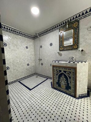 Deluxe Double Room | Bathroom | Shower, rainfall showerhead, towels, soap - Riad Ranya (Fes)