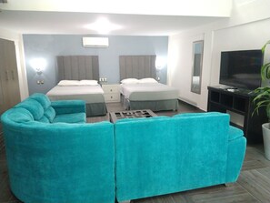 Studio Suite Keluarga | Selimut bulu angsa, tirai kedap cahaya, dan setrika/meja setrika