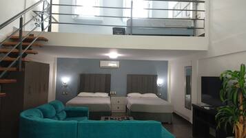 Suite estudio familiar | Edredón, cortinas blackout, tabla de planchar con plancha y wifi gratis