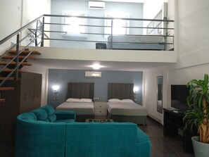 Family Studio Suite | Down comforters, blackout drapes, iron/ironing board, free WiFi