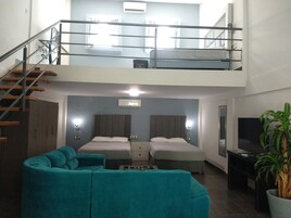 Family Studio Suite | Down comforters, blackout drapes, iron/ironing board, free WiFi