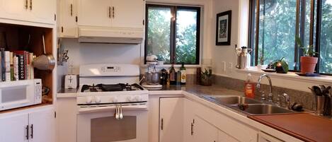 Microwave, dishwasher, coffee/tea maker, cookware/dishes/utensils