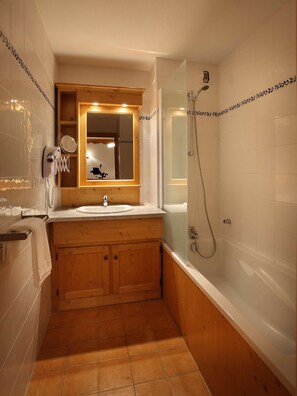 Sèche-cheveux, serviettes fournies, savon, shampoing