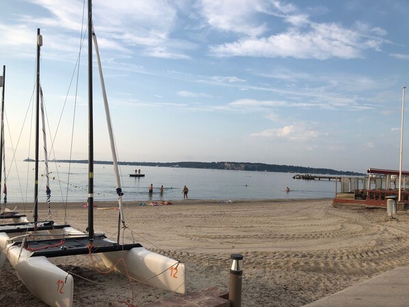 Am Strand, Liegestühle, Strandtücher
