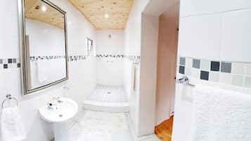 Standard Room, Multiple Beds | Bathroom