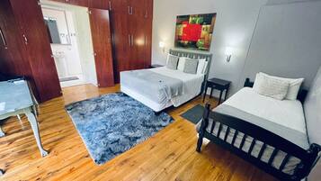 Habitación estándar, varias camas | 1 habitación, tabla de planchar con plancha, wifi gratis y ropa de cama