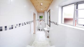 Habitación estándar, varias camas | Baño | Regadera y toallas