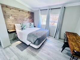 Habitación Deluxe doble | Tabla de planchar con plancha, wifi gratis, ropa de cama