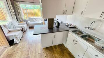 Estudio Confort | Área de sala de estar | Televisión LCD de 32 pulgadas con canales por cable y televisión