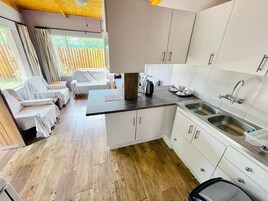 Estudio Confort | Zona de estar | Televisión LCD de 32 pulgadas con canales por cable, una televisión