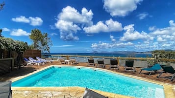 Piscine extérieure, chaises longues
