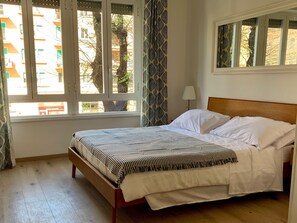 2 bedrooms, iron/ironing board, internet, bed sheets