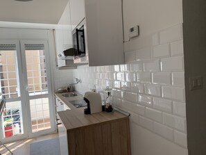 Mikrowelle, Wasserkocher mit Kaffee-/Teezubehör