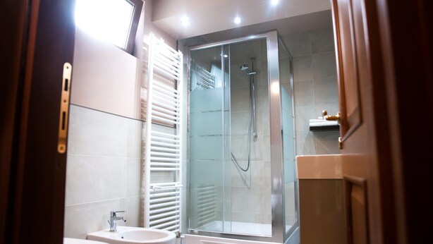 Ein modernes Badezimmer mit einer Duschkabine, einer Toilette und einem Bidet.