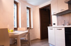 Driepersoonskamer | Luxe beddengoed, een minibar, een bureau, verduisterende gordijnen