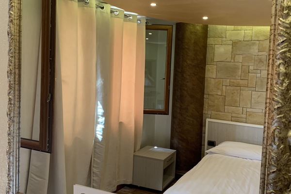 Vierpersoonskamer | Luxe beddengoed, een minibar, een bureau, verduisterende gordijnen