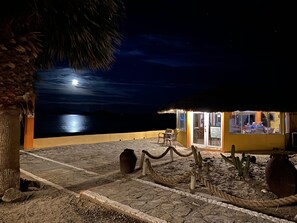 Family dining - Los Vientos Hotel (Bahia de los Angeles)