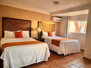 Deluxe Double Room, Ocean View | Peti besi dalam bilik, cadar katil 