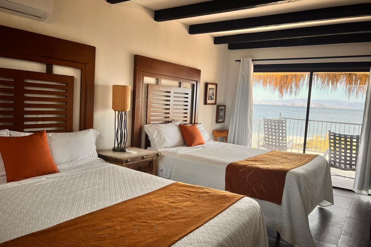 house | in-room safe, bed sheets