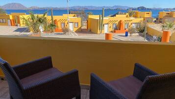 Lobby single, ocean view, 1 Queen Bed | Terrace/patio