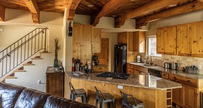 4BR Home, Pikes Peak views and a 1 block walk to downtown Manitou Springs.