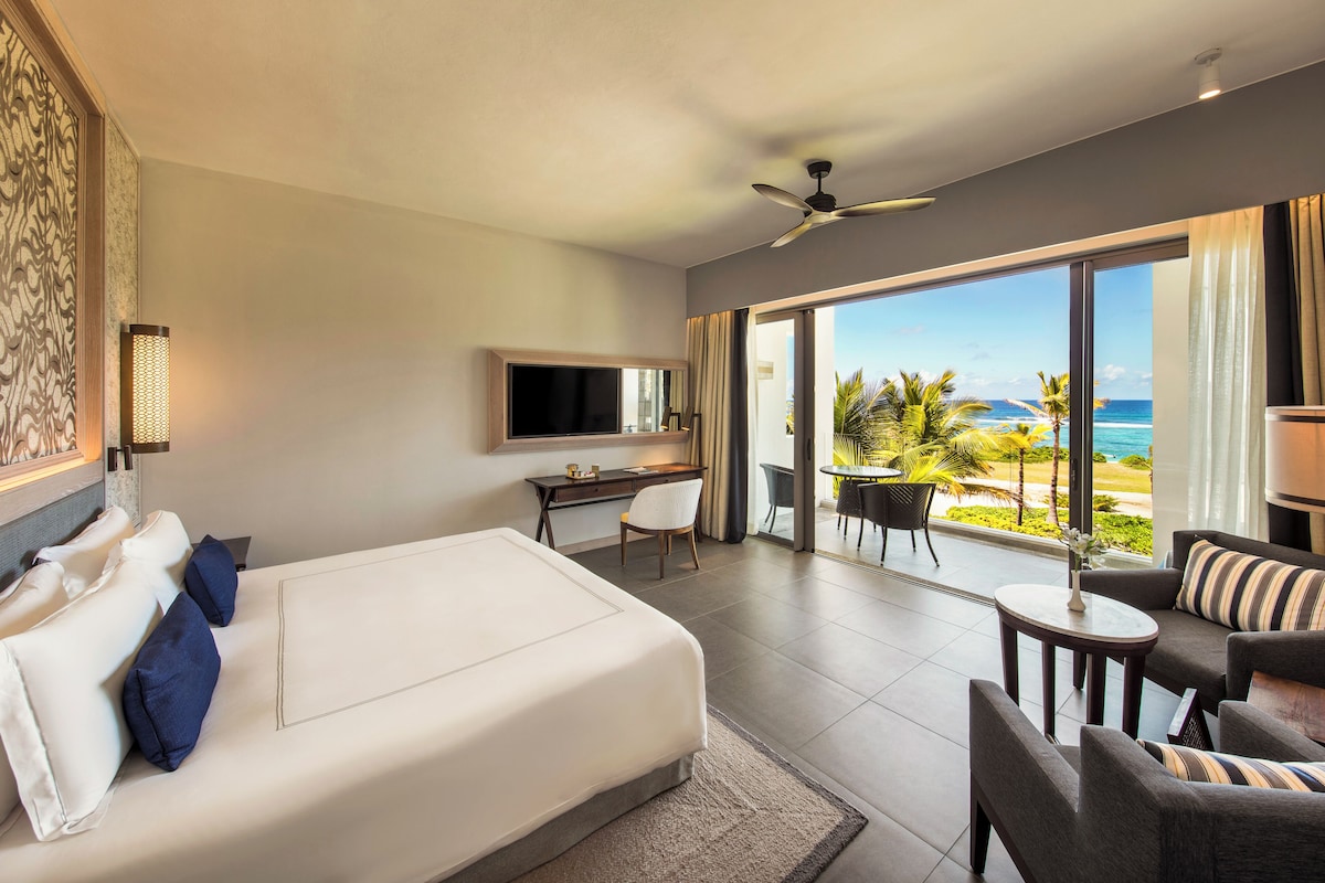 Deluxe Room, Ocean View | Premium bedding, minibar, in-room safe, desk