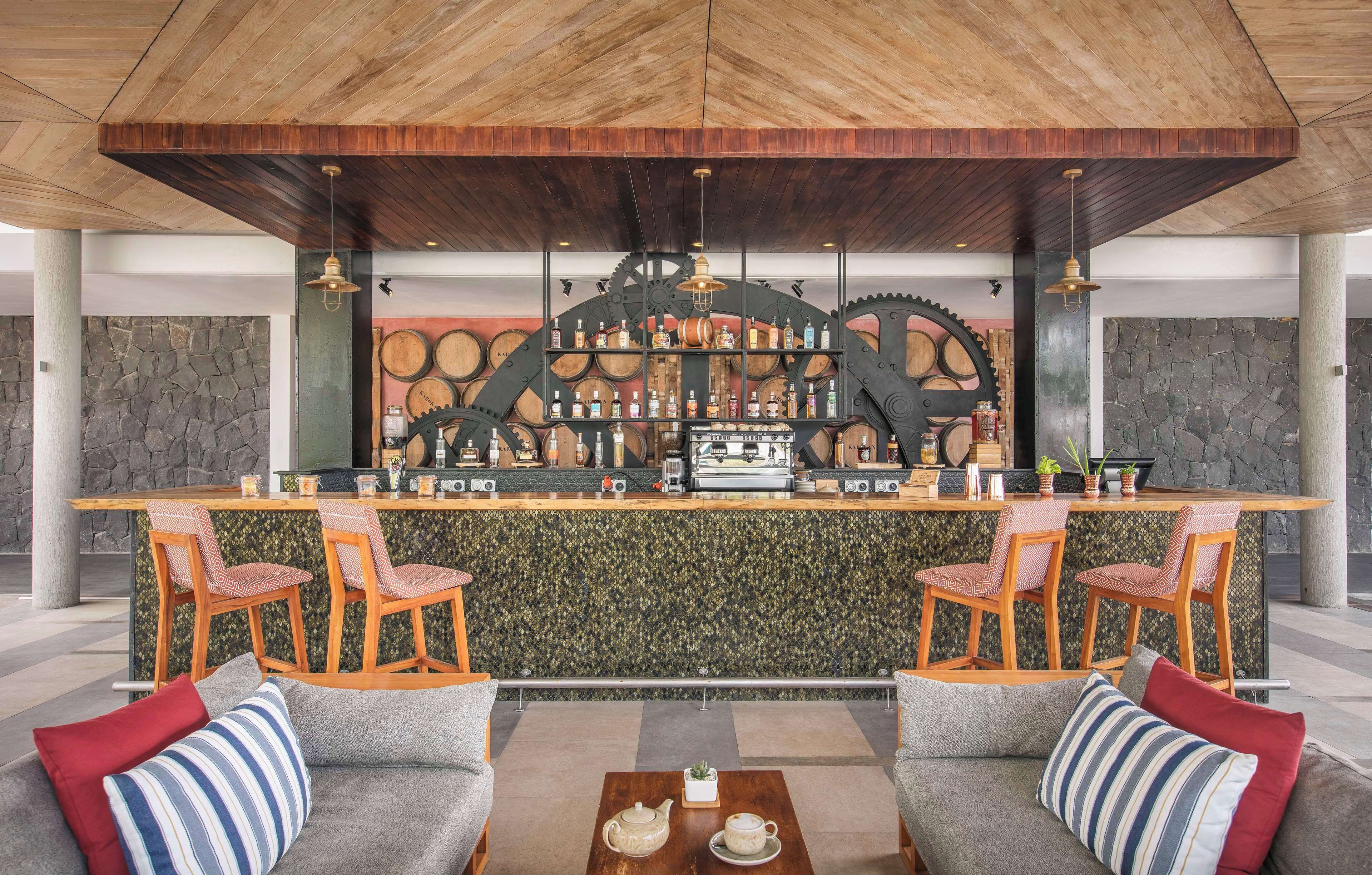 3 nhà hàng, phục vụ bữa sáng, bữa trưa, món ăn mang phong cách quốc tế 