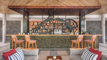 3 restaurants, breakfast, lunch, dinner served; international cuisine