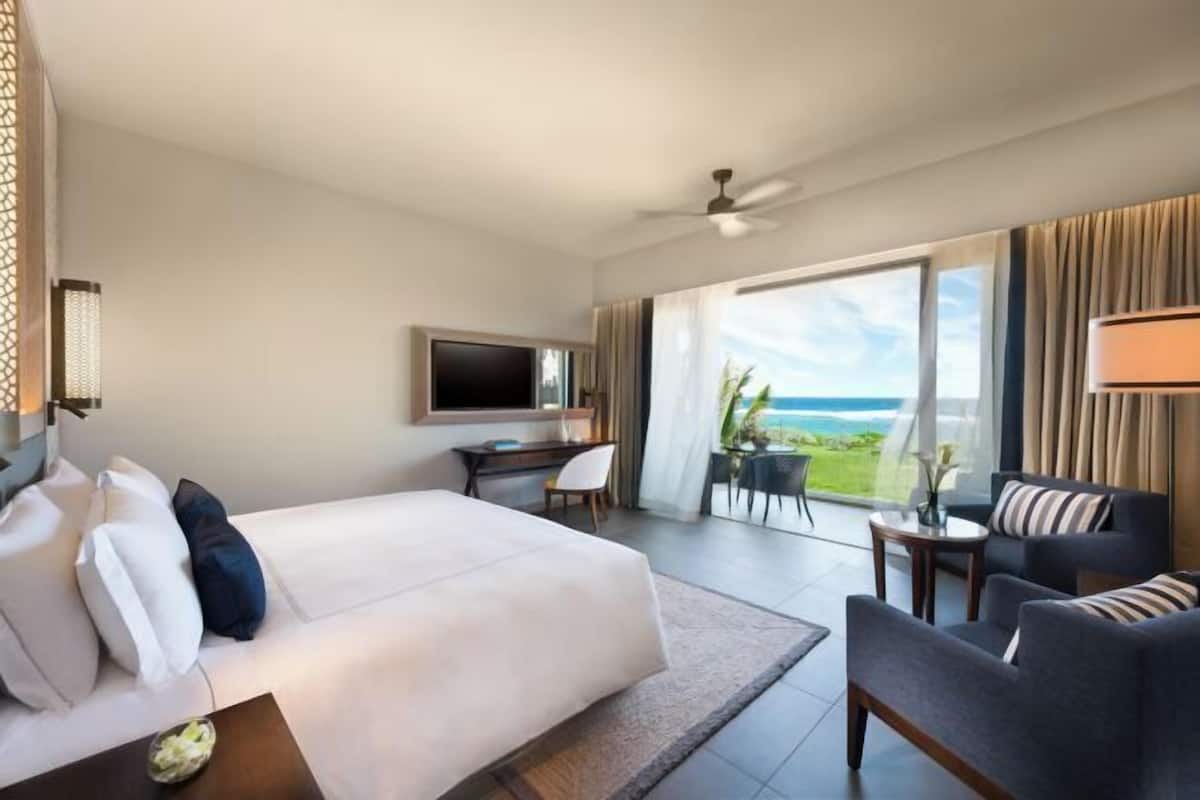 Bộ đồ giường cao cấp, minibar, két bảo mật tại phòng, bàn 