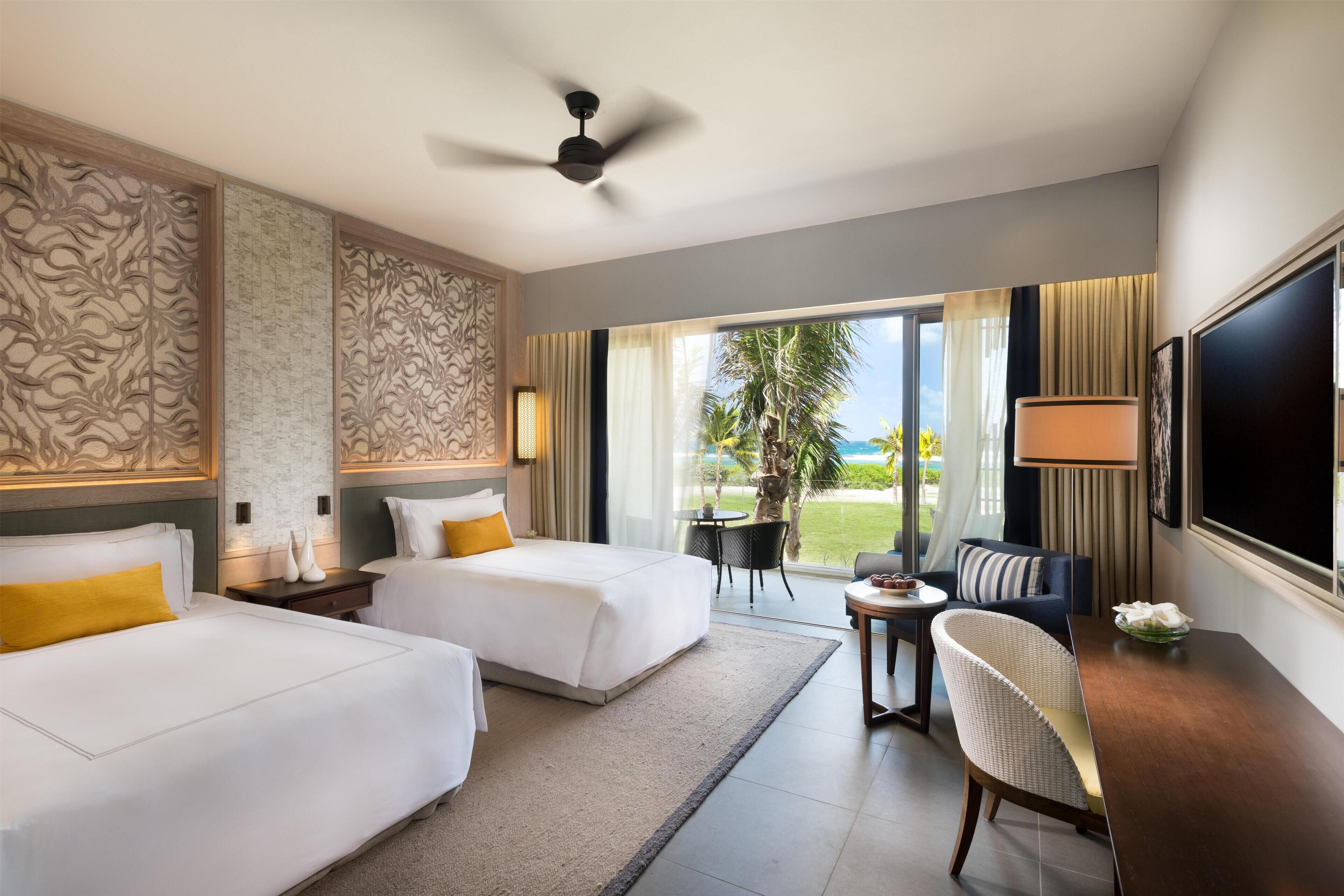 Bộ đồ giường cao cấp, minibar, két bảo mật tại phòng, bàn 