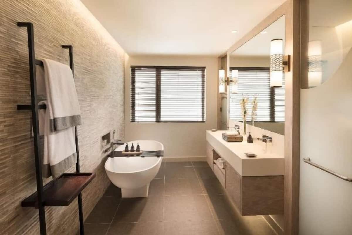 Separate bathtub and shower, rainfall showerhead, free toiletries