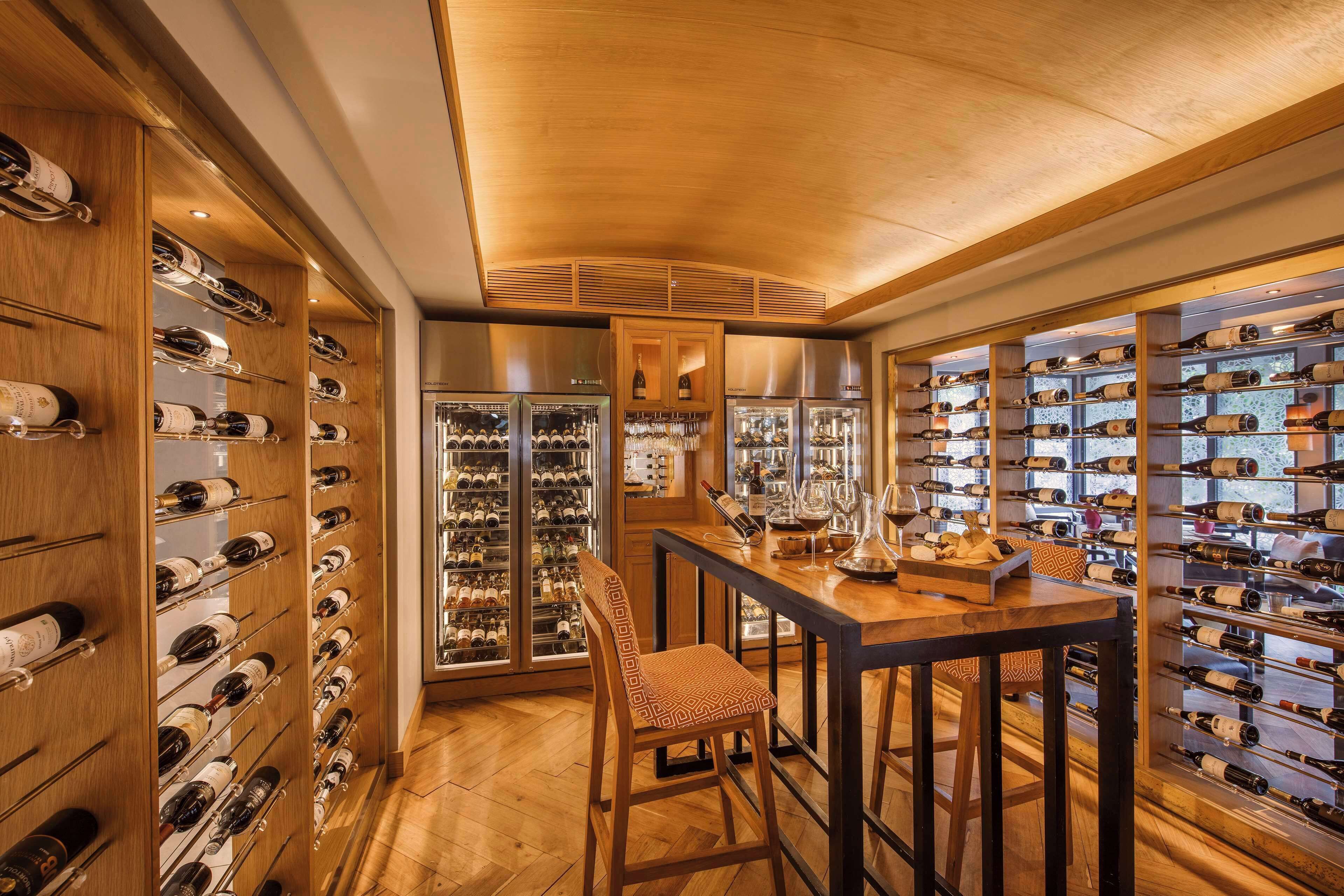 3 restaurants, breakfast, lunch, dinner served; international cuisine