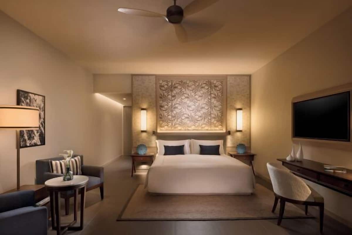 Premium bedding, minibar, in-room safe, desk