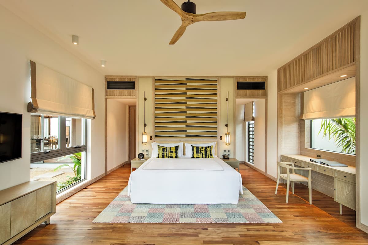 Villa, 2 slaapkamers, aan tuin (Pool) | Luxe beddengoed, een minibar, een kluis op de kamer, een bureau