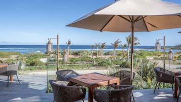 3 restaurants, breakfast, lunch, dinner served; international cuisine