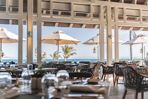 3 restaurantes, se sirven desayunos, comidas y cocina internacional