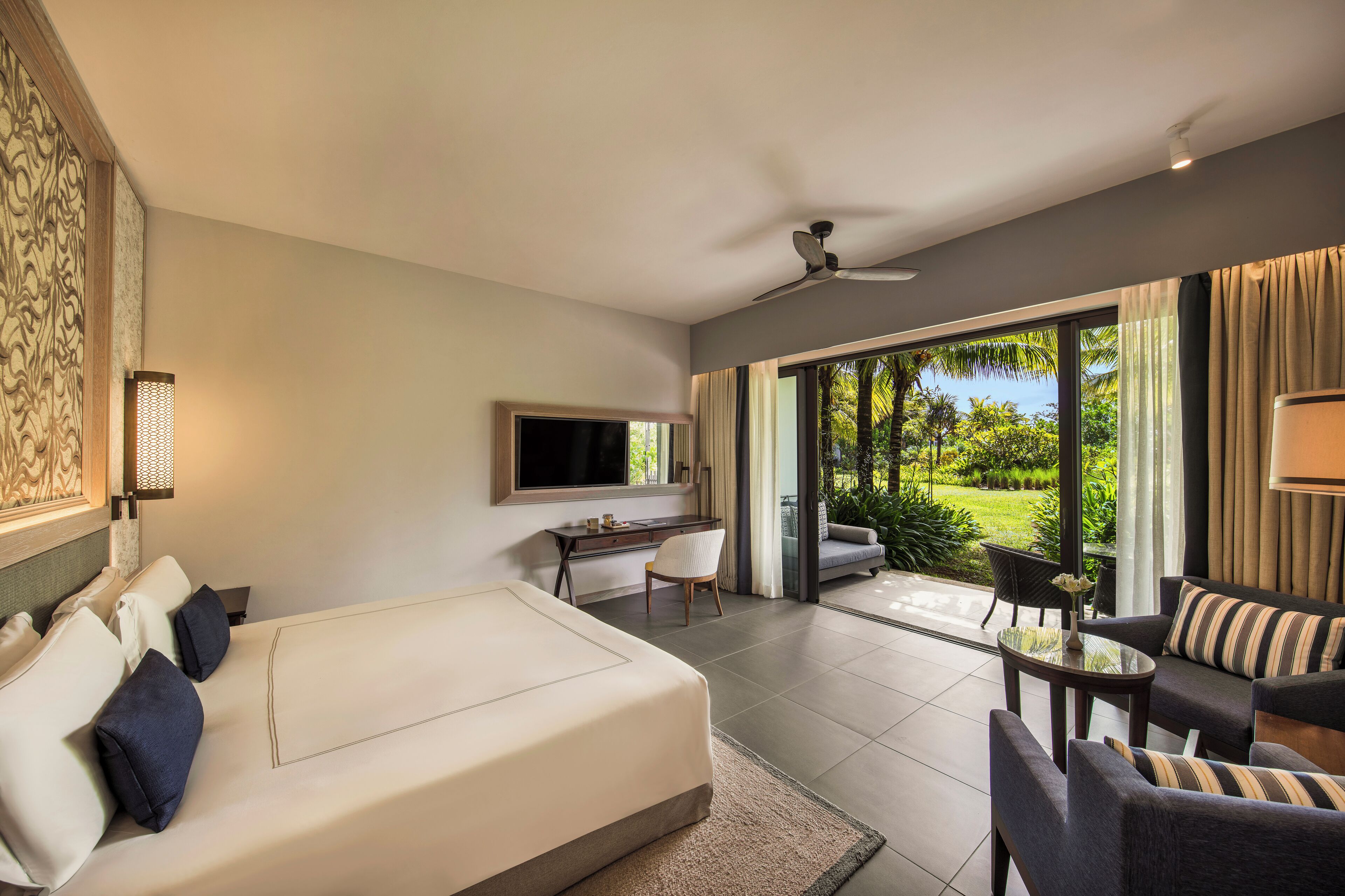 Rom – premier, hageutsikt | Sengetøy av topp kvalitet, minibar, safe på rommet og skrivebord