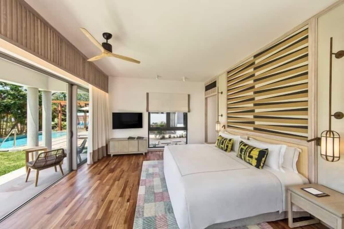 Premium bedding, minibar, in-room safe, desk