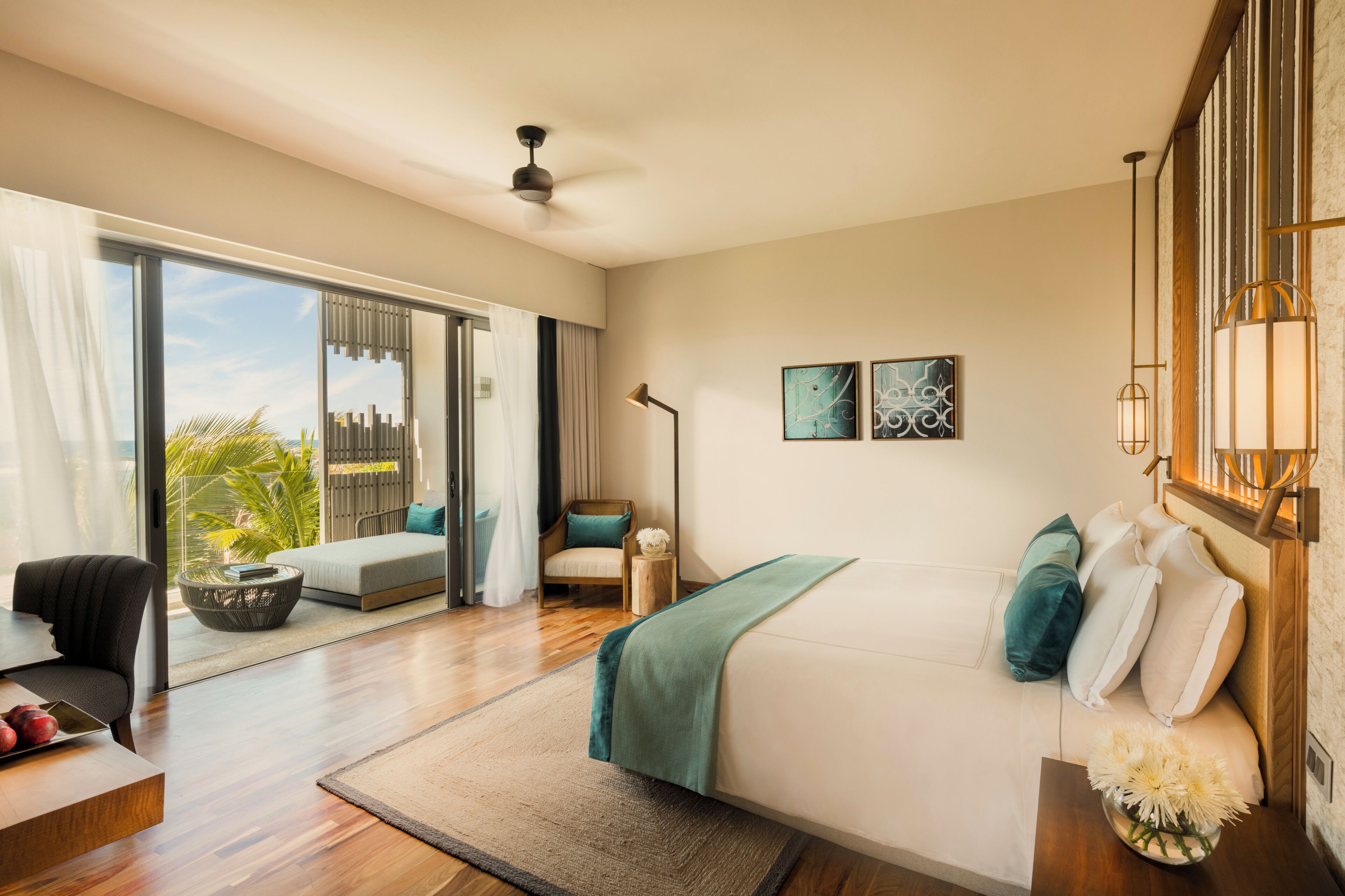 Suite, uitzicht op zee | Luxe beddengoed, een minibar, een kluis op de kamer, een bureau