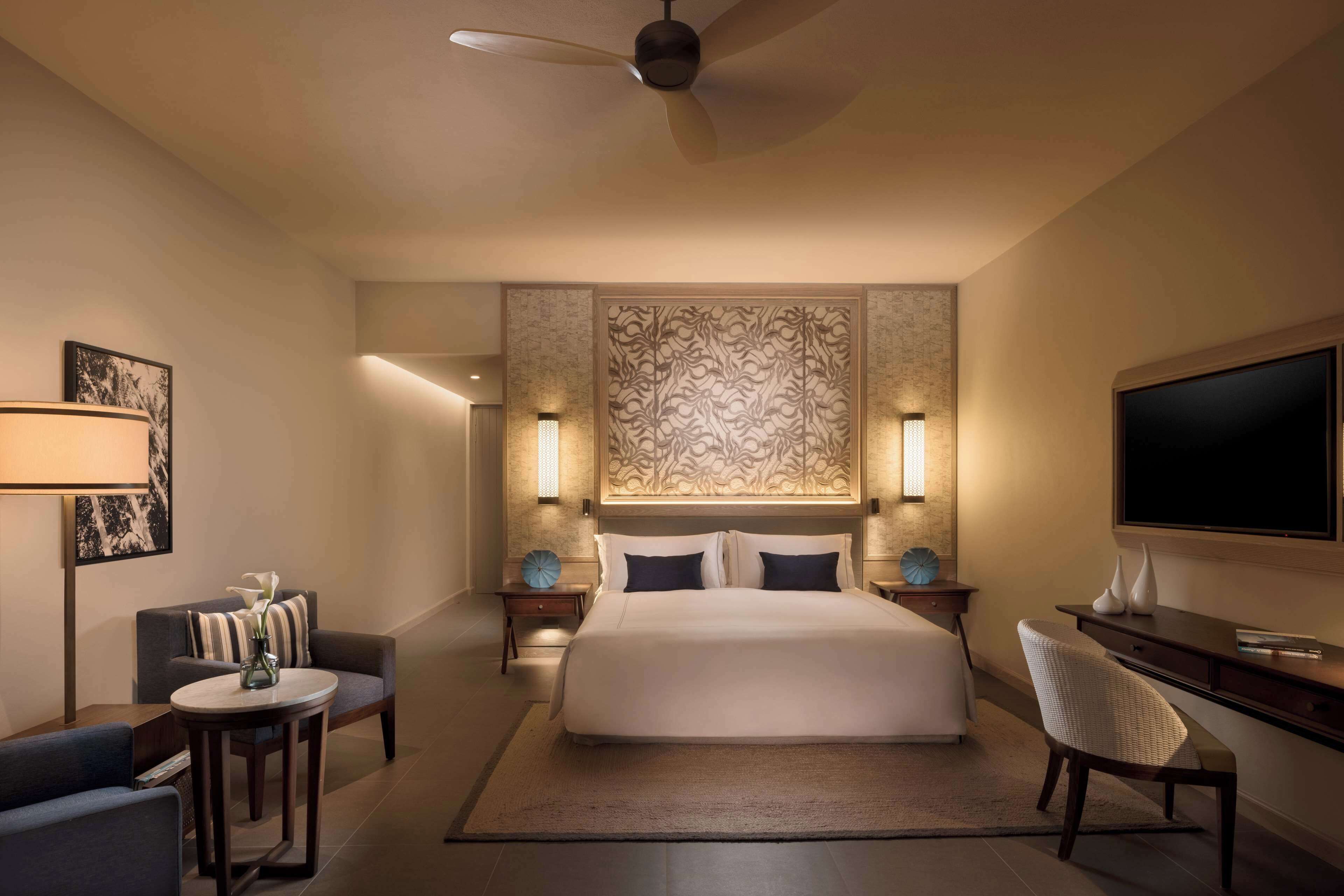 Sengetøy av topp kvalitet, minibar, safe på rommet og skrivebord