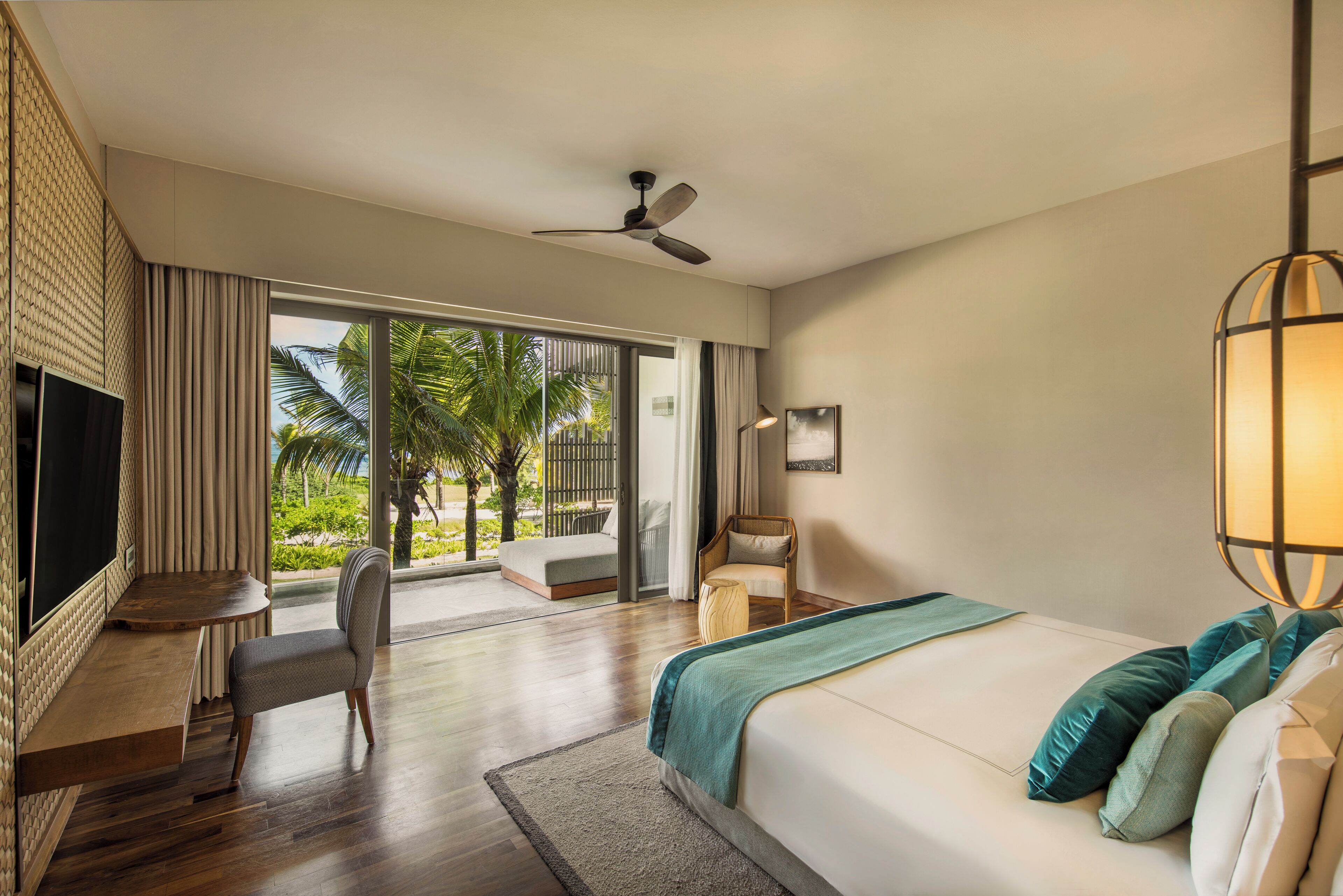 Deluxe kamer (Beach Access) | Luxe beddengoed, een minibar, een kluis op de kamer, een bureau