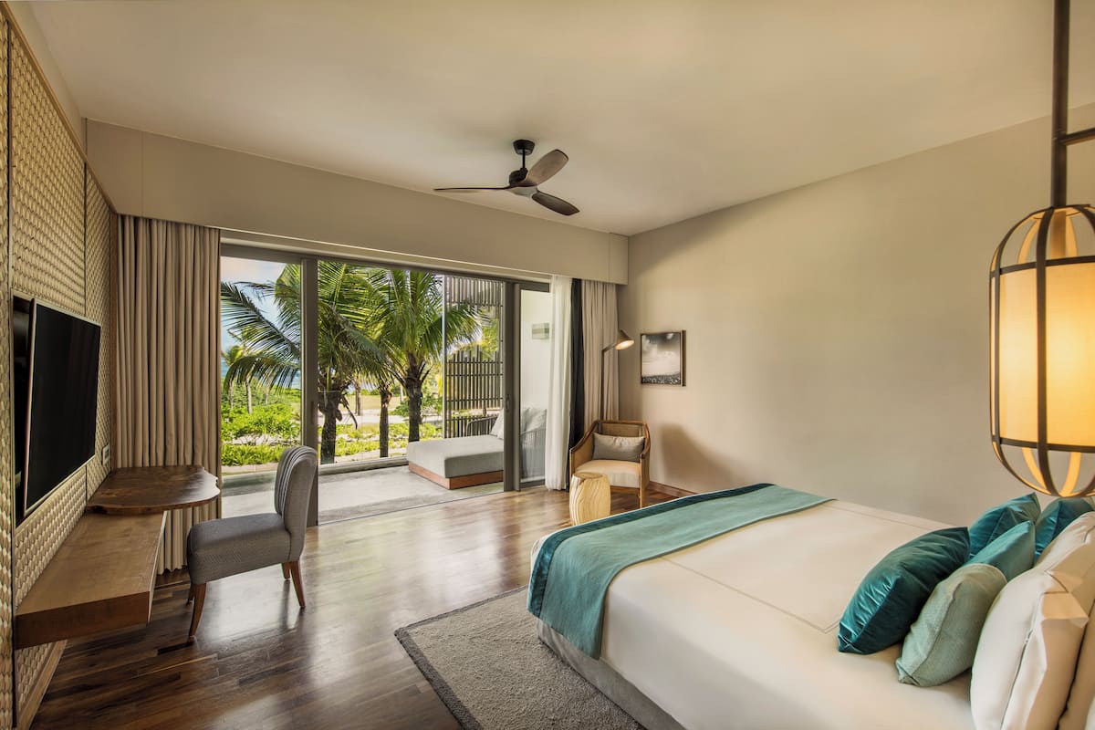 Deluxe kamer (Beach Access) | Luxe beddengoed, een minibar, een kluis op de kamer, een bureau