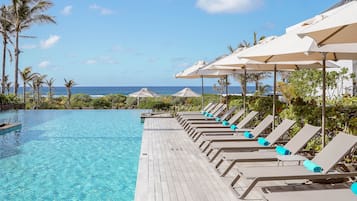 2 utendørsbassenger, bassengparasoller og solsenger