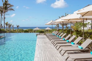 2 outdoor pools, pool umbrellas, pool loungers - Constance Le Chaland Iko Mauritius (Blue Bay)