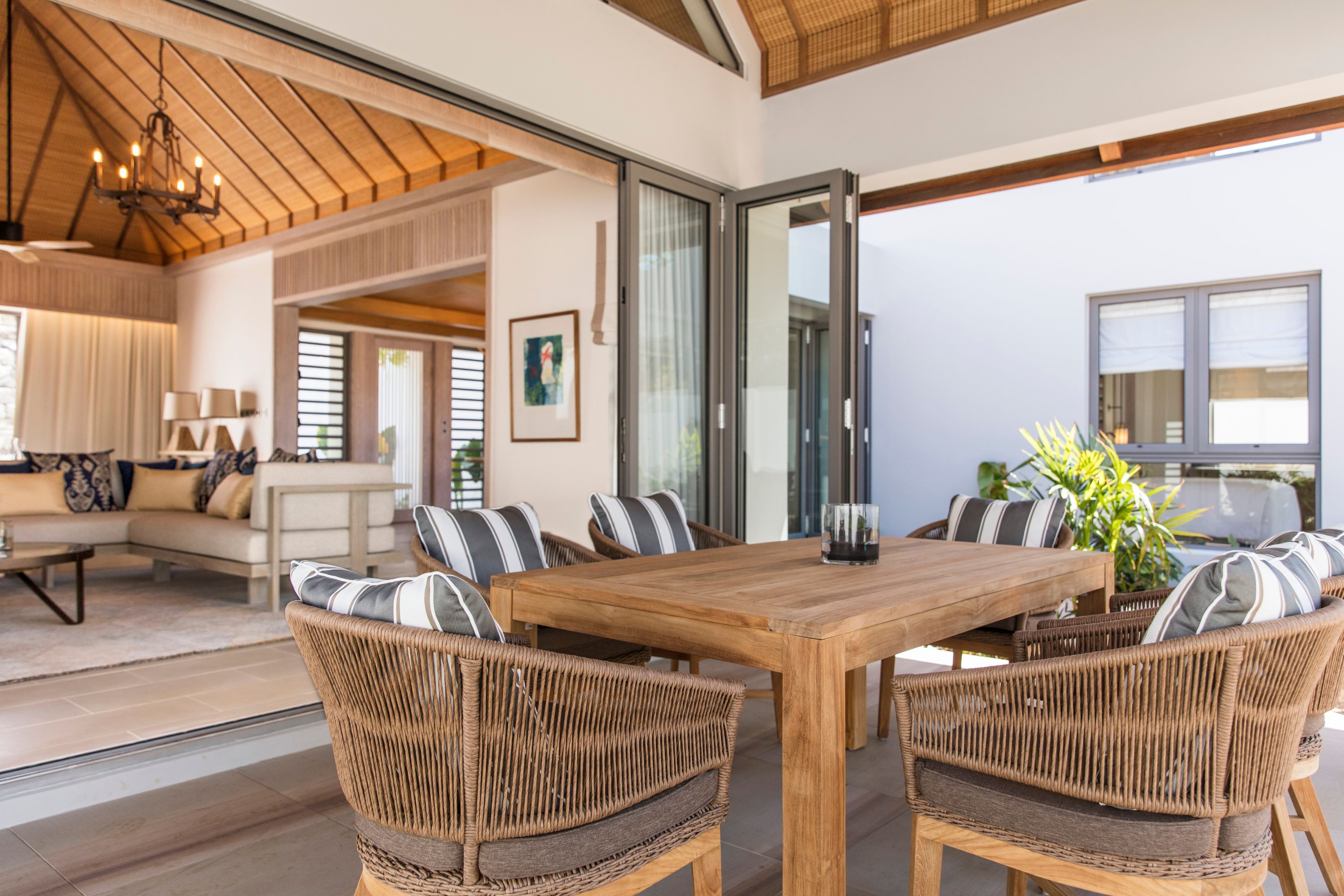 Luxe villa, 2 slaapkamers, uitzicht op zwembad | Luxe beddengoed, een minibar, een kluis op de kamer, een bureau