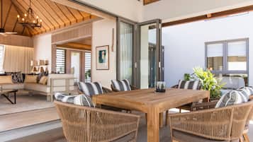 Luxe villa, 2 slaapkamers, uitzicht op zwembad | Luxe beddengoed, een minibar, een kluis op de kamer, een bureau