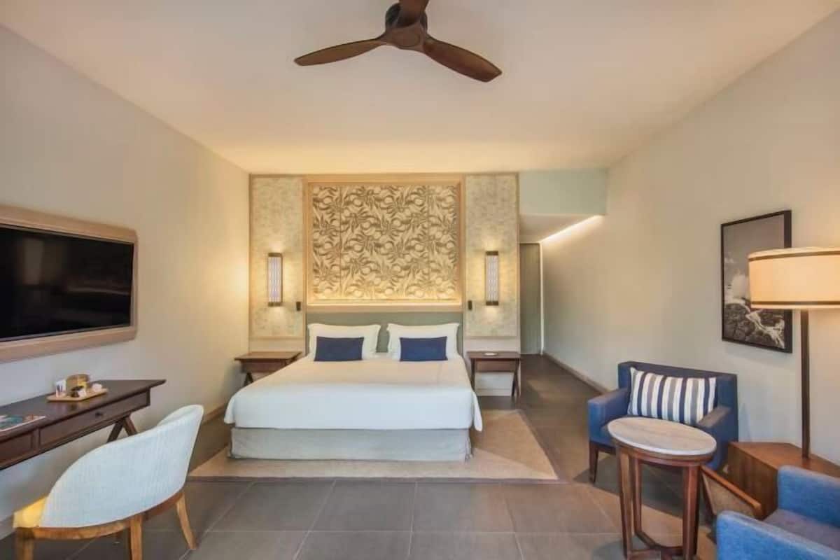 1 bedroom, premium bedding, minibar, in-room safe